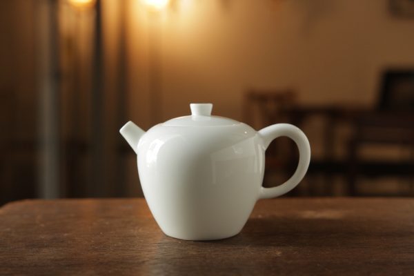 Porcelain teapot 瓷茶壶